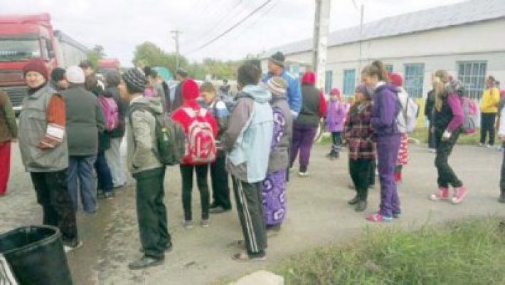 Protest la Izvoarele: oamenii vor să ştie de ce se produc cutremure în zonă